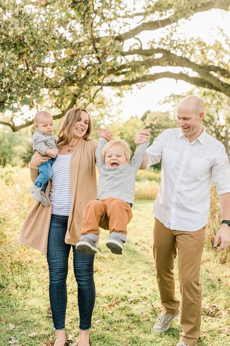Toddler Family Photos, Fall Photoshoot Family, Family Session Poses, Outdoor Family Photoshoot, Family Portrait Outfits, Summer Family Pictures, Big Family Photos, Cute Family Pictures, Cute Family Photos