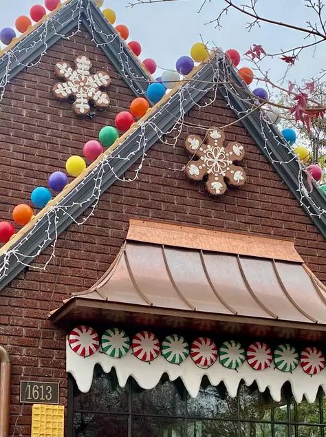 Make My House Look Like A Gingerbread House, Natal, Gingerbread House Christmas Lights Outdoor, Gingerbread Home Exterior, Real House Gingerbread House, Christmas Candy House Decorations, Front Porch Gingerbread House Decor, Candy Land Christmas Lights, Real Gingerbread House Home