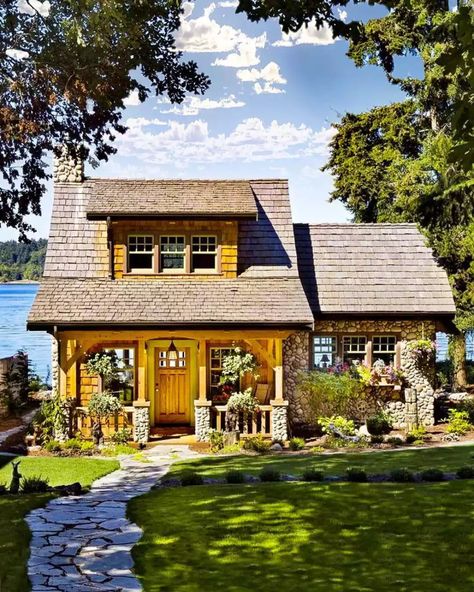 Types Of Exterior Homes, Arts And Crafts Cottage Exterior, Arts And Craft Style Homes Exterior, Arts And Crafts Exterior Home, Arts And Crafts Style Homes Exterior, Arts And Crafts Style Homes Exterior Craftsman Houses, Arts And Crafts Architecture Exterior, Arts And Craft House Exterior, Arts And Craft Style Homes