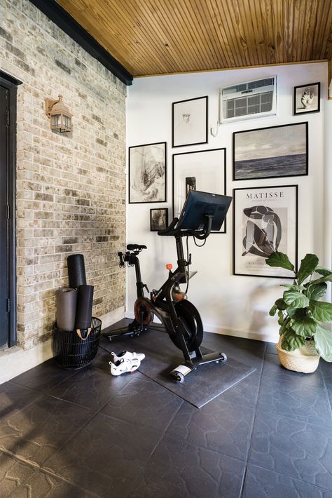 How to Design a Room around Your Peloton | Styleberry Creative Interiors Office/workout Room, Small Workout Room, Peloton Room Ideas, Peloton Room, Home Gym/office, Home Office/gym, Dream Home Gym, Wellness Room, Workout Room Home