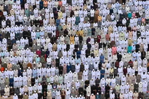 Getty Images : Muslim offer their namaaz on ocassion of Eid Ul Fitr at YMCA Ground, Bombay Central on April 11, 2024 in Mumbai, India. (Photo by Anshuman Poyrekar/Hindustan Times via Getty Images)