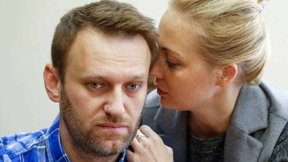 Russian opposition leader Alexei Navalny and his wife Yulia attend a hearing at the Lublinsky district court in Moscow, Russia, April 23, 2015.