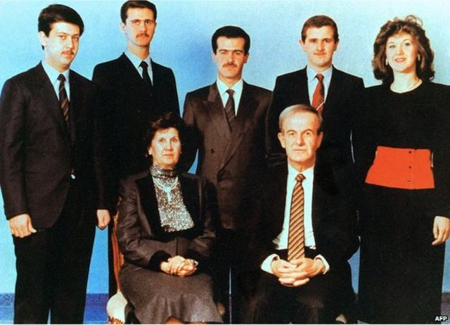 حافظ اسد و همسرش انیسه مخلوف، فرزندان آنها (از چپ به راست) ماهر، بشار، باسل، مجد و بشری