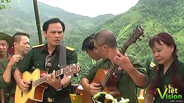 Cựu chiến binh Việt Nam trở lại  chiến trường Vị Xuyên, hát và tưởng niệm đồng đội.