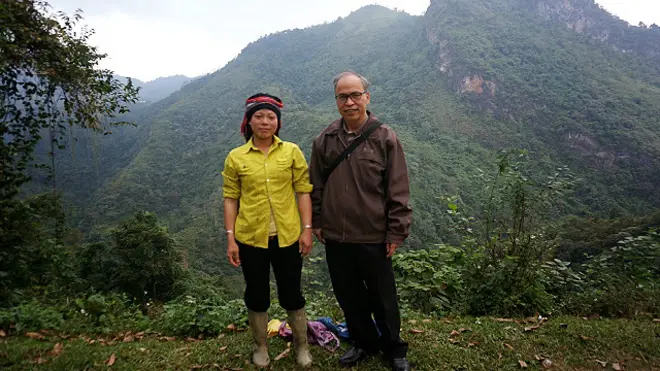 Blogger Phạm Viết Đào đã thăm lại chiến trường cũ Vị Xuyên và chụp hình với người địa phương