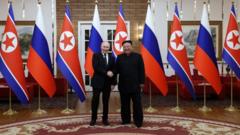 ロシアのプーチン大統領（左）と北朝鮮の金総書記