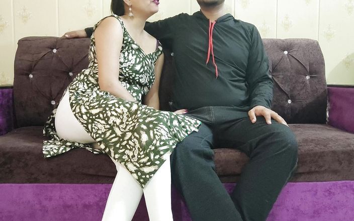 Horny couple 149: Indische sexy stiefzus verleidde haar stiefbroer op de hete dag