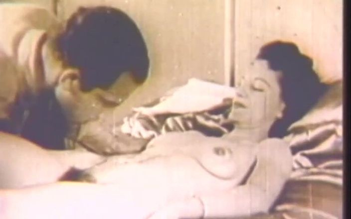 Vintage megastore: Starožitné šukání doma s divokou brunetkou