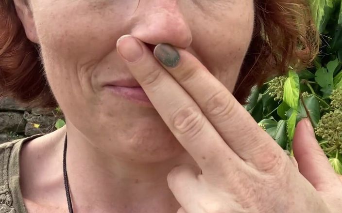 Rachel Wrigglers: Čichání mých páchnoucích kundičky prstů v odlehlé zahradě, nevím, že starý...