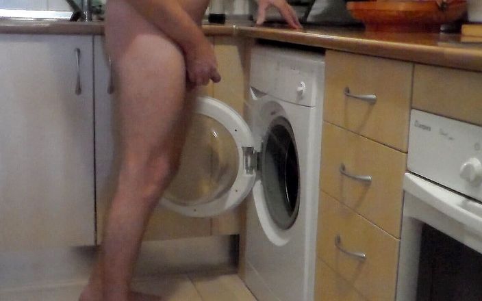 Sex hub male: John çamaşır makinesine işiyor