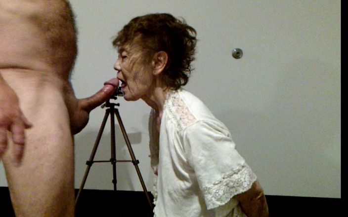 Cock Sucking Granny: Babička miluje být sexuální otrokyní