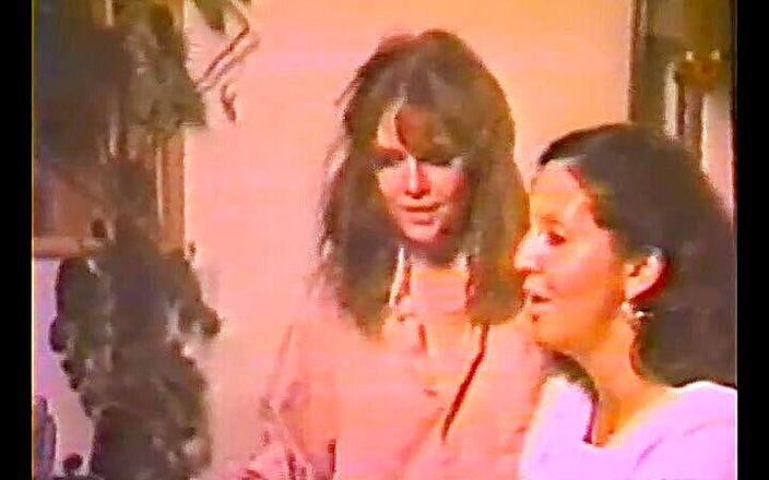 Homegrown Vintage: Ночь превращается в лесбийское развлечение в любительском видео