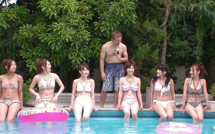 Slamming Asian Orgies: Групповая секс-сессия с летними девушками у бассейна