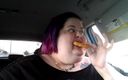Ms Kitty Delgato: Arabamda yiyorum, şişman göbeği dolduruyor
