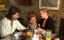 German amateur couples: Две сногсшибаительные немецкие телочки делят загруженный член на кухонном столе