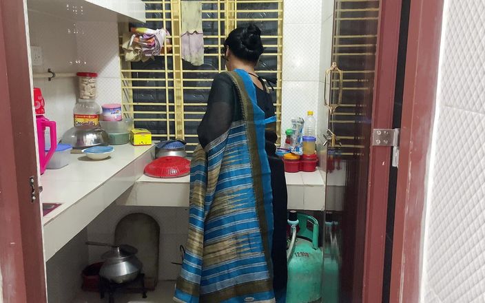 SAFI-TV: 叔母が台所で一人で料理をしているのを見て、私は彼女を抱きしめてファックを始めました