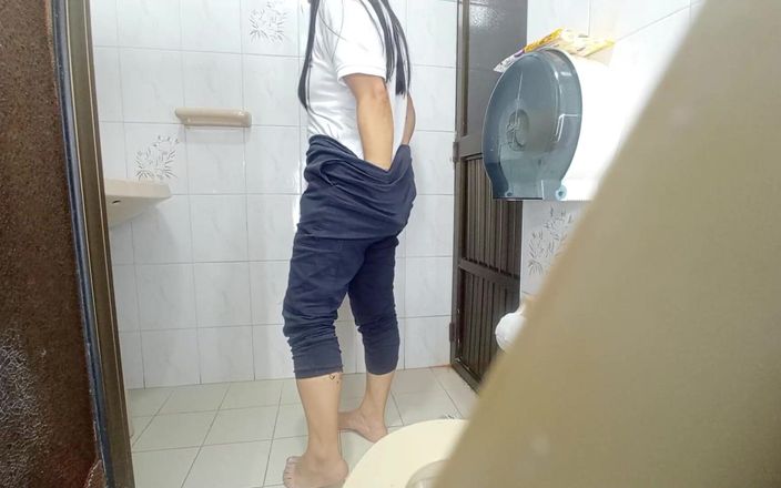 IRINA 69 STAR: Krankenschwester pissen im öffentlichen badezimmer des arztes