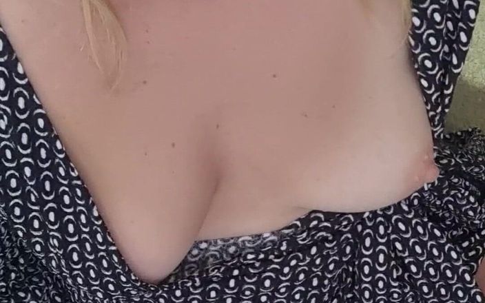 Pussy Galore 69: Milf masturbeert tijdens een videogesprek