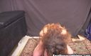 Sybian Orgasm Videos: Kıvırcık saçlı çilli genç kabarık nips Sybian makinesine biniyor!