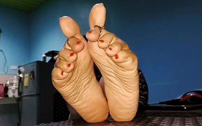 Aurora's feet: Sexy Wrinkled Asian Soles