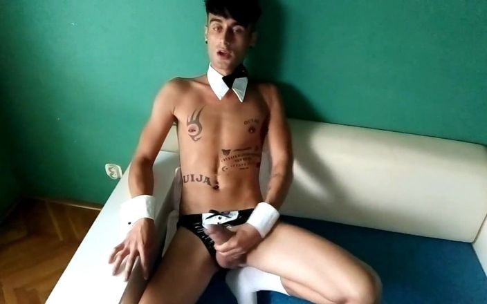 Idmir Sugary: Twink tatuado en traje porno masturbarse y correrse - casting