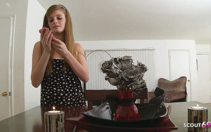 Full porn collection: Magrinha adolescente Faye com meia-calça fodida na cozinha por padrasto