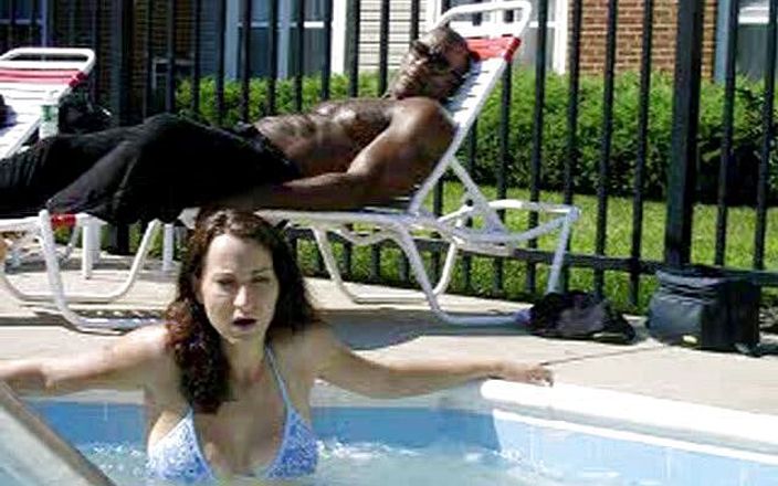 Sara Swirls Interracial Cuckold Erotica: पूल के किनारे बड़ा काला लंड