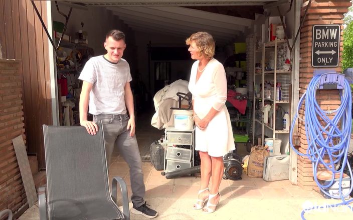 Old Nanny: Agedlove - Zralá šuká se Samem během prodeje v garáži