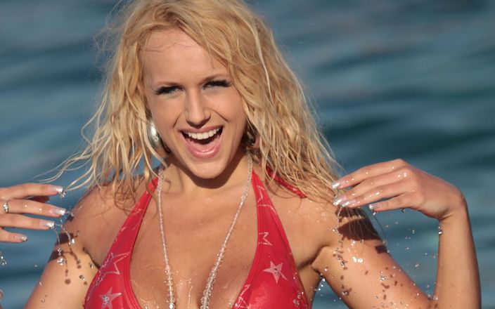 Bravo Models Media: 958 Angel Wicky khỏa thân trong bãi biển đá