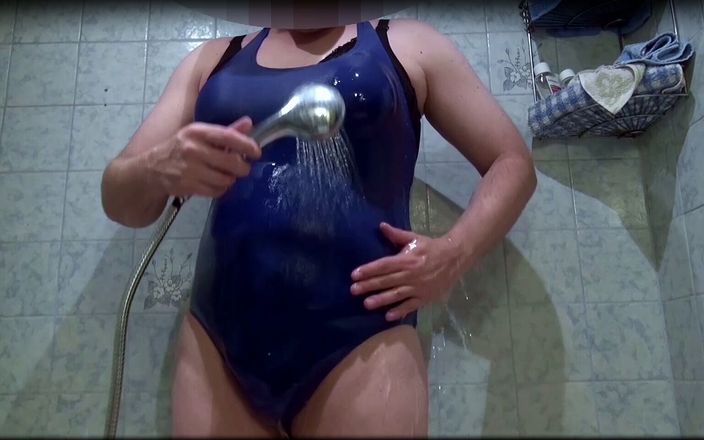 Tobi: E-tetas falsas: mojarse el traje de baño azul con grandes...