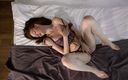 Arina Fox: Сводная сестра наслаждается своим нежным телом на кровати родителей