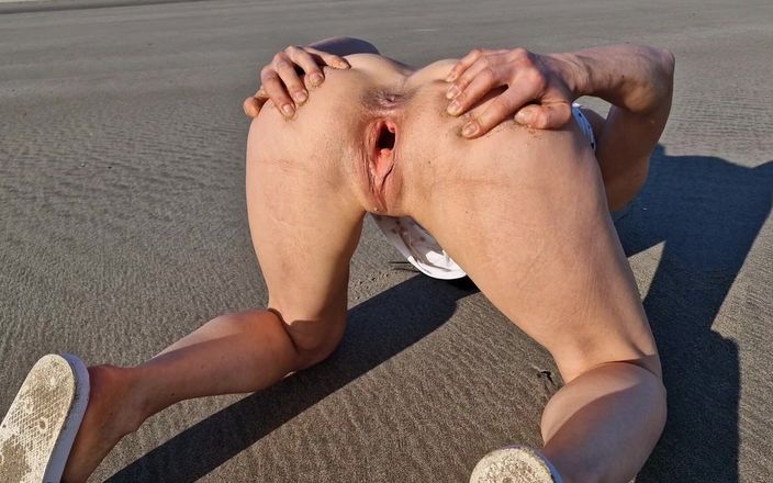 Nicky Brill: Roztahování mé kundičky a chcaní na pláži