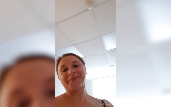 MILF Oxana: Sekretärin zieht blanke selfies im büro
