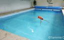 Sammie Cee: Rettungsjacke, badeanzug-pool-entspannung