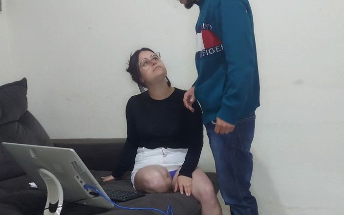 Casalpimenta: घर पर अकेली महिला को रखरखाव वाले आदमी से चुदाई मिलती है!