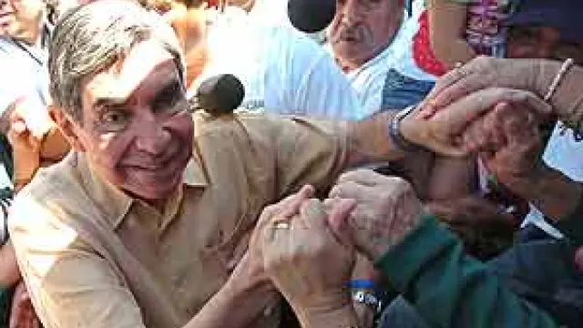 Óscar Arias tras emitir su voto en San José de Costa Rica durante la jornada electoral. (EFE)
