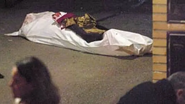 El cadáver de la mujer tras el tiroteo en la calle Cervantes de Zaragoza. (EFE)