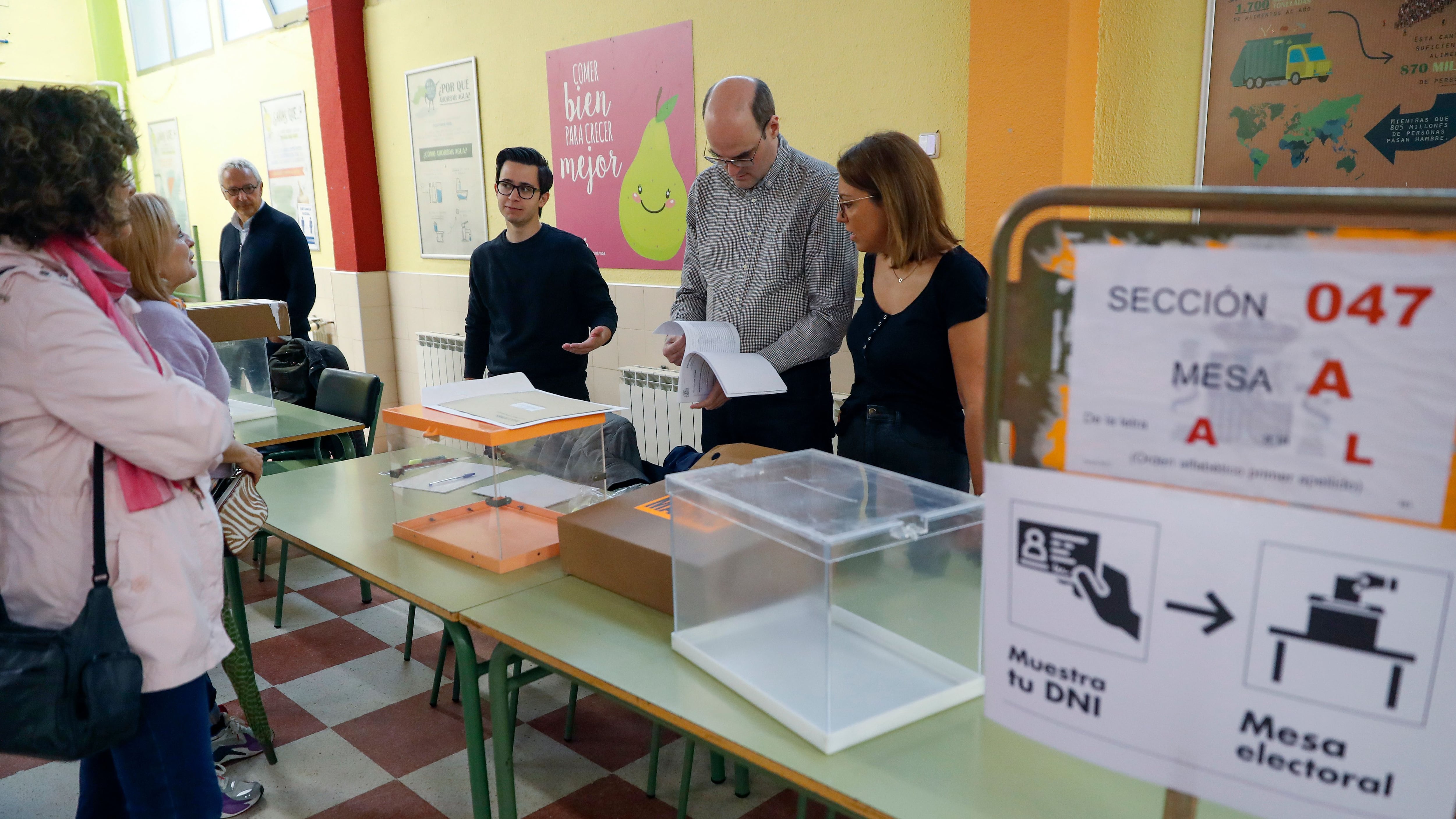 Los componentes de una mesa se preparan para la apertura de un colegio en Madrid. EFE/ J.P. Gandul