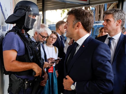 El presidente francés, Emmanuel Macron, en la comisaría central de Noumea, en Nueva Caledonia, el 23 de mayo de 2024.