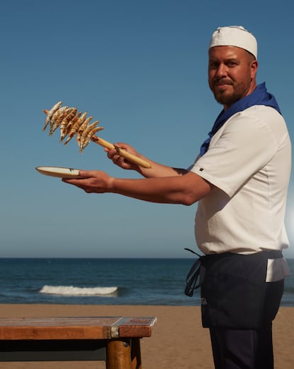 Miguel León, chef de La Mar Bonita y distinguido con varios premios al mejor espetero de la Costa del Sol, muestra un espeto en la playa de la Carihuela.