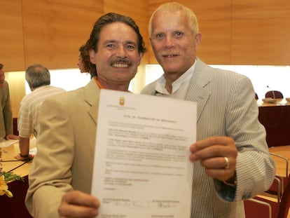 Emilio Menéndez (izquierda) y Carlos Baturín muestran su acta de casados., el 11 de julio de 2005.