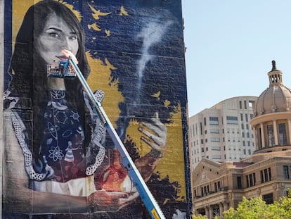 Una artista pinta un mural en el edificio Republic, en el centro de Houston (Texas), en octubre de 2022.