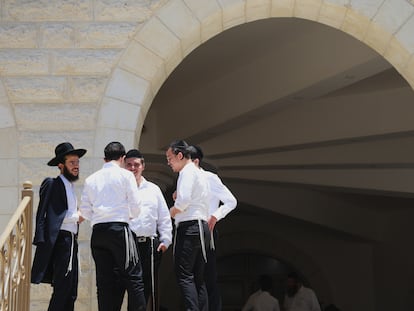 Unos estudiantes jaredíes en la entrada de la yeshiva (escuela religiosa) Slabodka, este miércoles en Bnei Brak.