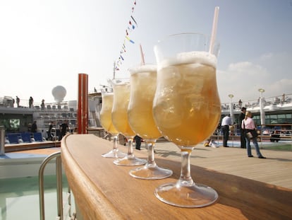 Cócteles servidos en la cubierta del Freedom of the Seas, el mayor crucero del mundo.
