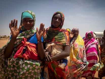 Mujeres refugiadas de Darfur Occidental esperan recibir un paquete de comida, en un campo de refugiados de Adre, en Chad, en la frontera con Sudán, el pasado 12 de abril.