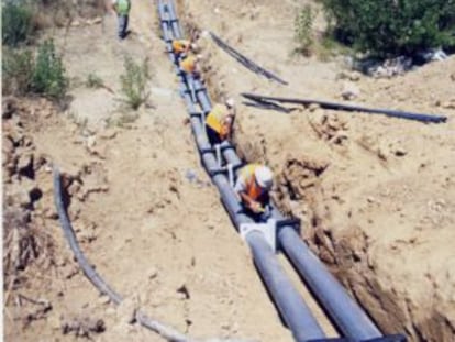 Un grupo de operarios trabajan en el soterramiento de la líneas de alta tensión de la interconexión