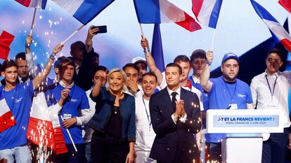 Marine Le Pen, presidenta de Agrupación Nacional,  junto al candidato de su partido Jordan Bardella al Parlamento Europeo en un acto electoral el 2 de junio en París.