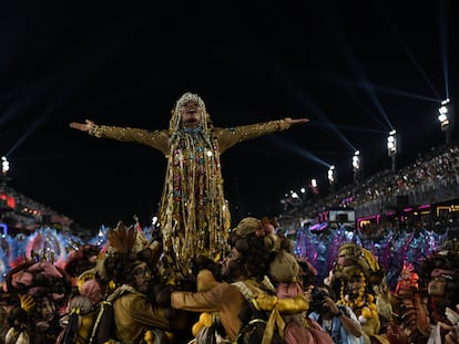 Representación de la santa africana Rosa Maria Egípcia, durante el Carnaval de Río, el 21 de febrero de 2023.