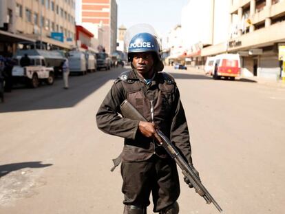 Un policia en los aledaños de la sede del Movimiento por el Cambio Democrático (MDC) en Harare este jueves.