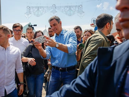 El presidente del Gobierno, Pedro Sánchez, este miércoles durante una visita a la Feria de abril de Cataluña, junto al candidato del PSC a las elecciones catalanas, Salvador Illa.